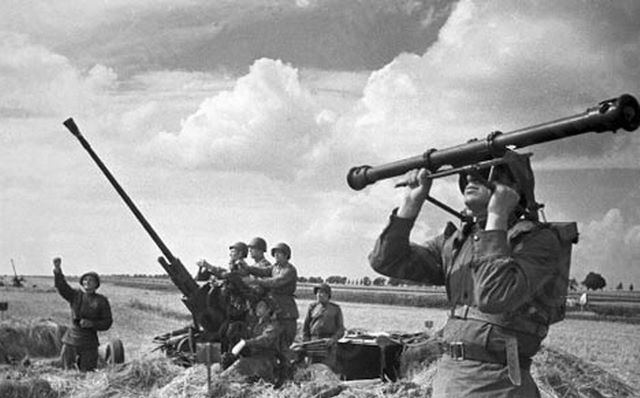 Советские зенитчики в районе Курской дуги